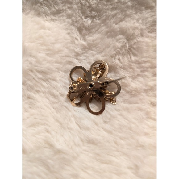 Coro Flower Brooch Gold Tone Rhinestone Accent Vintage Style Pin Faux Pearl - Picture 4 of 5